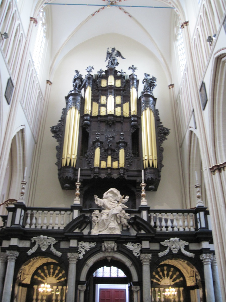 08- Bruges- Interno della Cattedrale di San Salvatore-  tramezzo e organo sormontato dalla statua di Dio Padre eseguito nel 1682